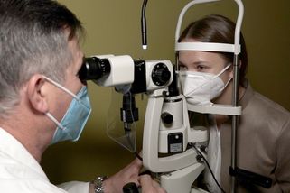 Lidé nosí respirátory, koronavirus přitom můžou chytit i přes oči - Novinky